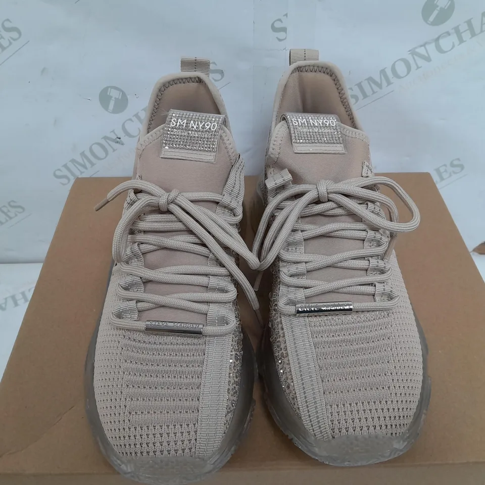 BOXED PAIR OF STEVE MADDEN MAXILLA-R TRAINERS IN ROSE GOLD COLOUR - UK 6