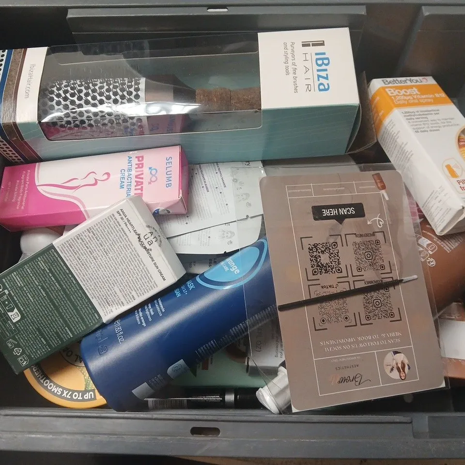 APPROXIMATELY 15 ASSORTED HEALTH & BEAUTY PRODUCTS TO INCLUDE SUDOCREM, LEG MAKEUP LOTION, GATINEAU GOLDEN GLOW, ETC - COLLECTION ONLY