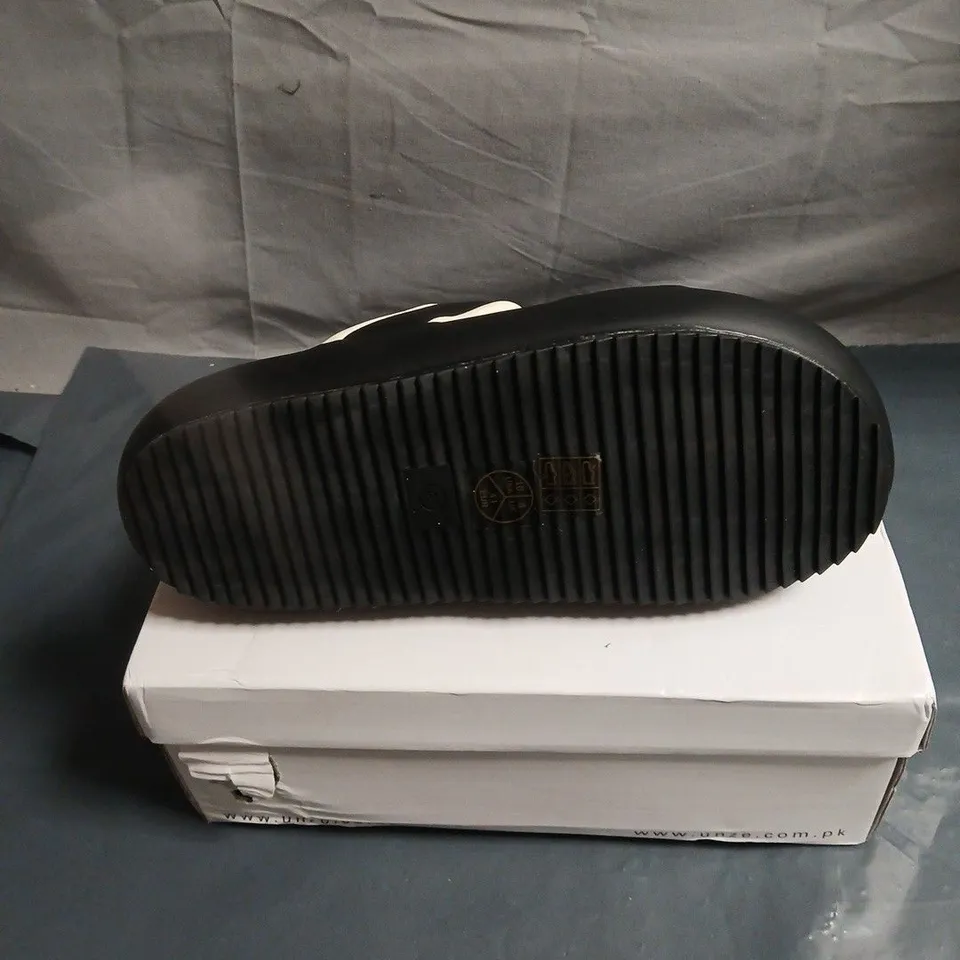 UNZE LONDON BLACK SLIDE SANDALS WITH THREE WHITE STRAPS – EU SIZE 41