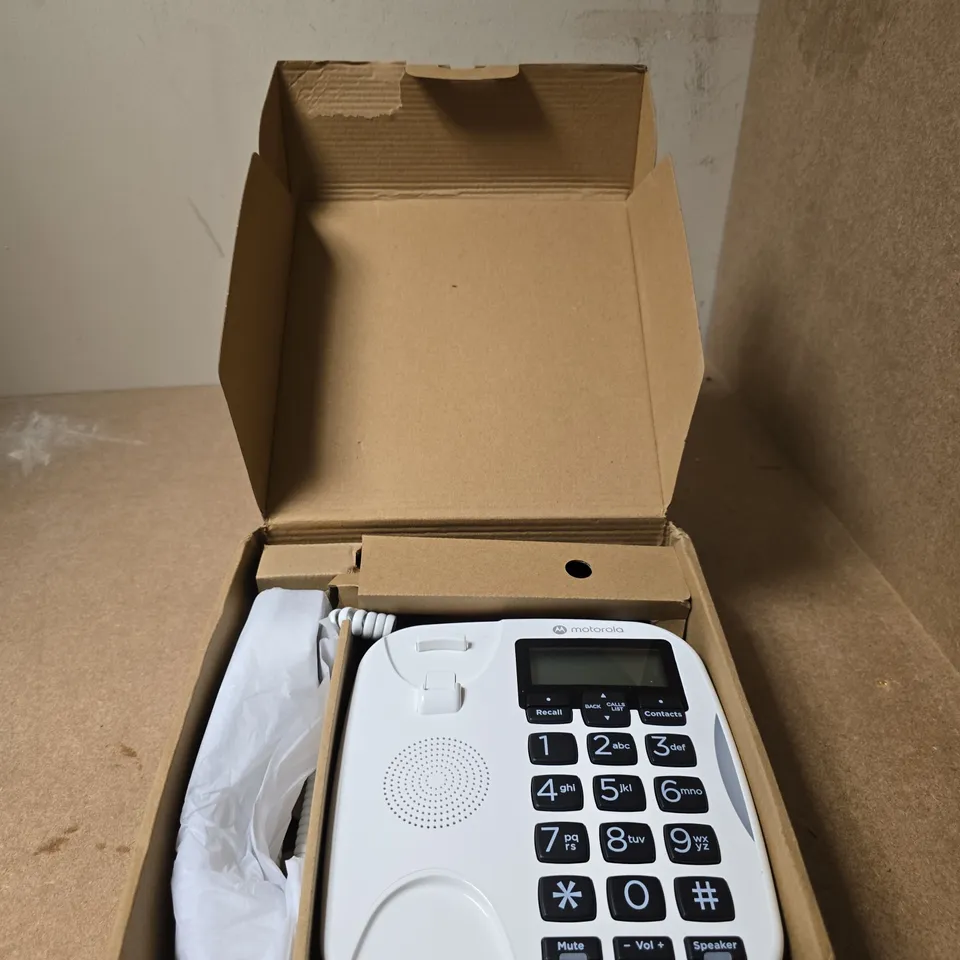 BOX OF APPROXIMATELY 15 ASSORTED ITEMS INCLUDING HAIR STYLING COMB , IMMERSION WATER HEATER AND MOTOROLA BACK UP LINE PHONE
