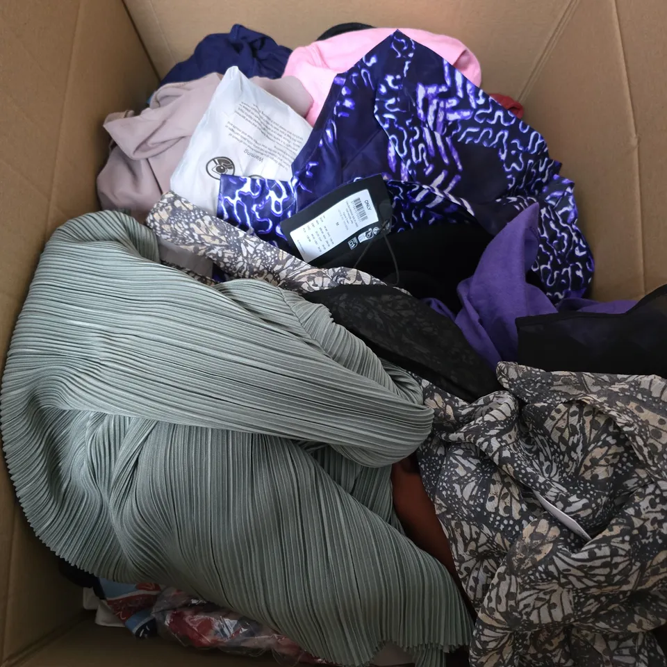BOX OF APPROXIMATELY 20 ASSORTED CLOTHING ITEMS TO INCLUDE CARDIGAN, SHORTS, TOPS, ETC