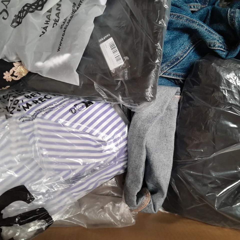 BOX OF APPROXIMATELY 20 ASSORTED CLOTHING AND FASHION ITEMS IN VARIOUS STYLES, SIZES, AND COLOURS - COLLECTION ONLY