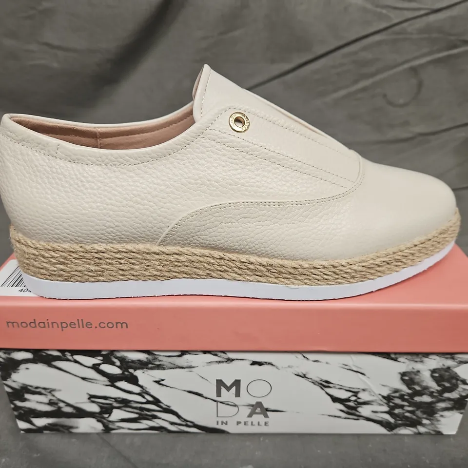 BOXED PAIR OF MODA IN PELLE FELICIE LEATHER SLIP ON LOFERS - SIZE 40