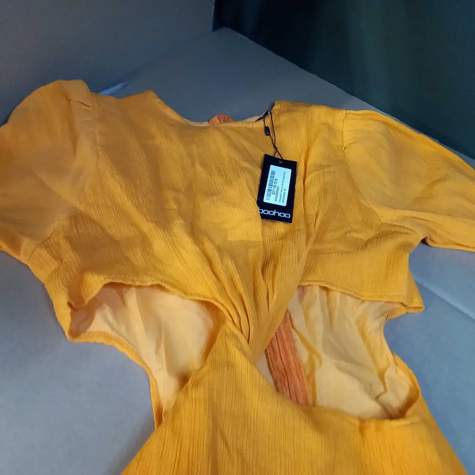 BOOHOO ORANGE CHEESCLOTH TWIST CUT OUT MINI BEACH DRESS - MEDIUM