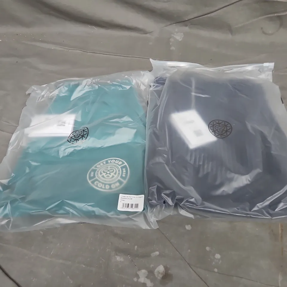 APPROXIMATELY 20 ASSORTED BAGGED CLOTHING ITEMS IN VARIOUS SIZES TO INCLUDE UNISEX GET YOUR COLD ON JOGGERS IN GREEN & UNISEX BRASS MONKEY JOGGERS IN NAVY