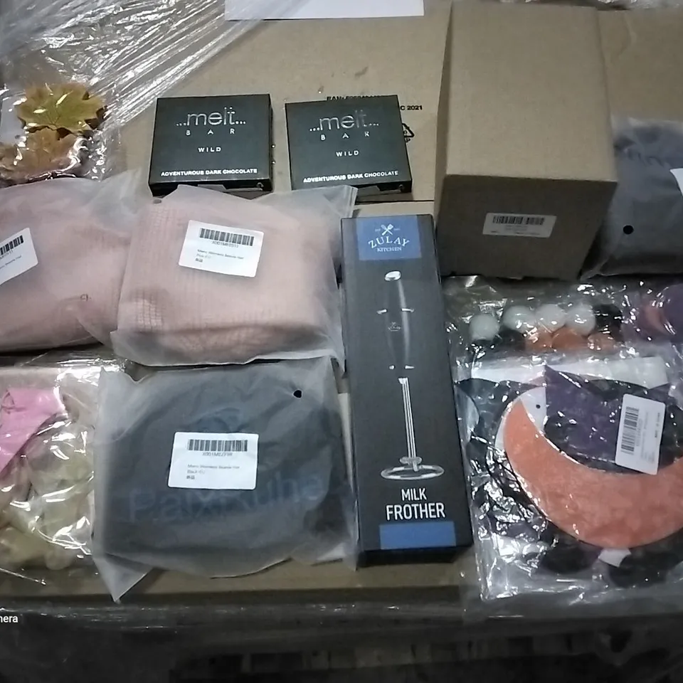 PALLET OF ASSORTED ITEMS INCLUDING MILK FROTHER, MELT BAD WILD, AUTUMNAL ARTIFICAL LEAFS, BEANIES, BABY SHOWER BALLOON SET, HALLOWEEN DECORATIONS 