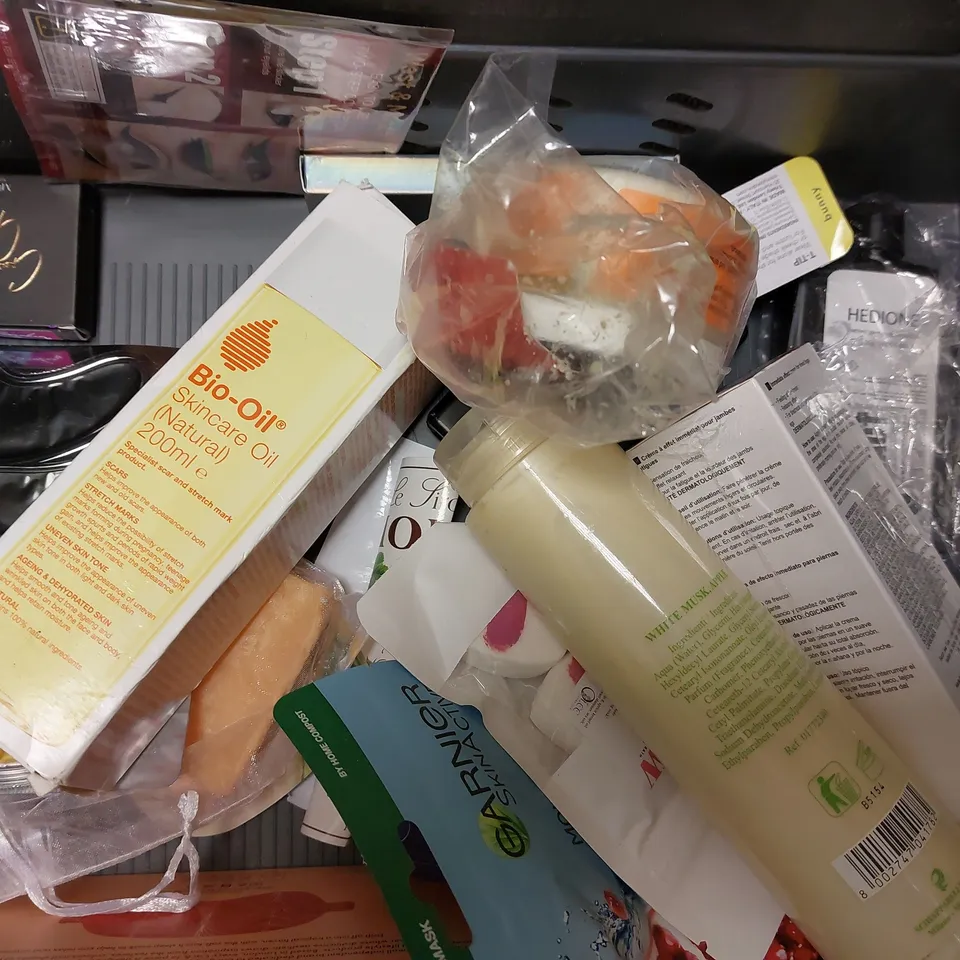 BOX OF APPROX 10 COSMETIC ITEMS TO INCLUDE BATH BOMBS, FAKE EYELASHES AND FACE MASKS
