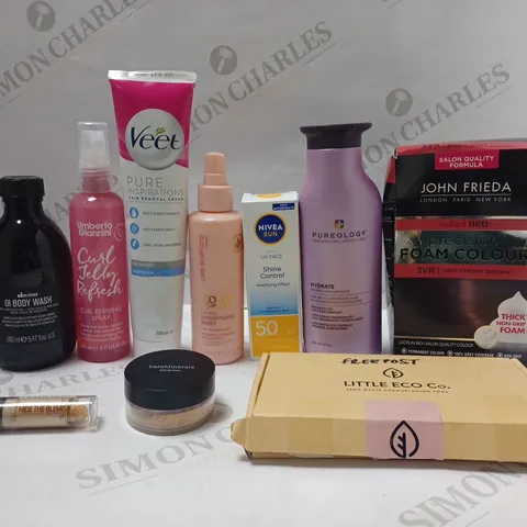 BOX OF APPROX 10 ASSORTED BEAUTY PRODUCTS TO INCLUDE LEE STAFFORD COCOLOCO MOISTURE MIST, PUREOLOGY HYDRATE SHAMPOO, BAREMINERALS ORIGINAL FOUNDATION #FAIRY LIGHT, ETC