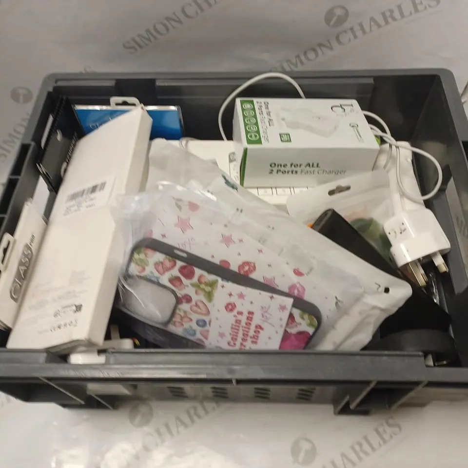 LOT OF APPROXIMATELY 25 PHONE ACCESSORIES AND ELECTRICALS TO INCLUDE TEMPERED GLASS SCREEN PROTECTORS, POWER BANKS, USB ADAPTERS, ETC