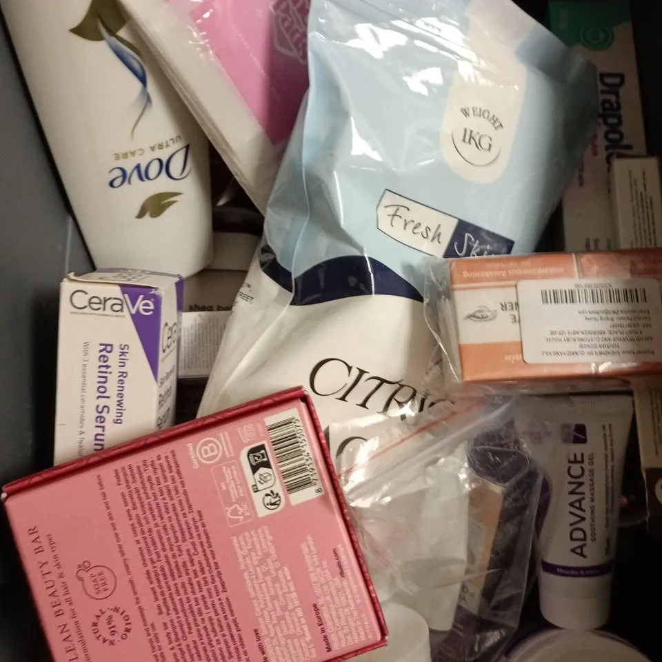 APPROXIMATELY 15 ASSORTED HEALTH & BEAUTY PRODUCTS TO INCLUDE CREST TOOTHPASTE, DOVE SHAMPOO, RETINOL SERUM ETC 