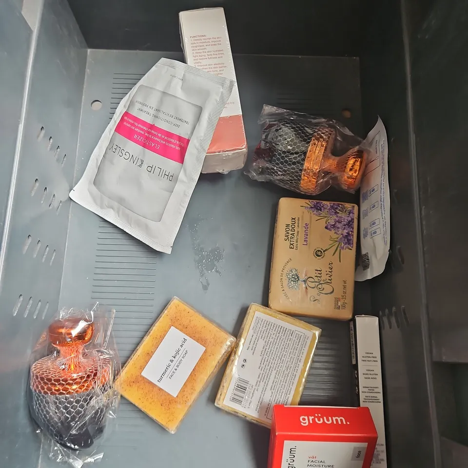 APPROXIMATELY 20 ASSORTED HEALTH & BEAUTY PRODUCTS TO INCLUDE - GRUUM REVIVING FACIAL GEL - ORAL B BRUSH HEAD REPLACEMENTS - SOAP&GLORY LIP OIL - ETC