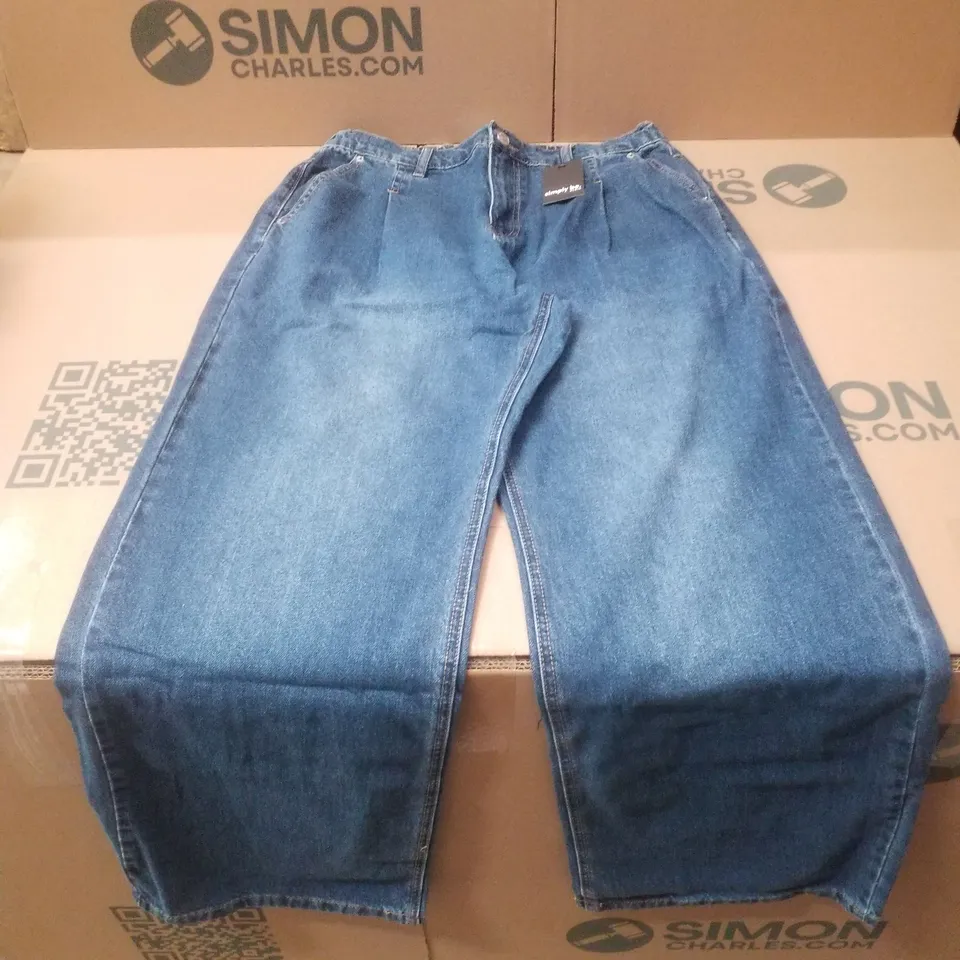 BOX CONTAINING APPROXIMATELY 17 BRAND NEW SIMPLY BE MID BLUE PLEAT DETAIL WIDE LEG JEANS - SIZE 14L