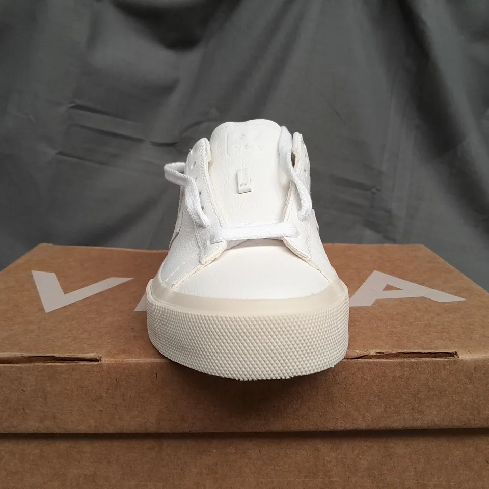 BOXED VEJA CAMPO CJROMEFREE LEATHER EXTRA WHITE TRAINERS - UK 2 