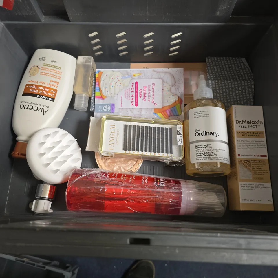 LOT OF APPROXIMATELY 20 ASSORTED HEALTH AND BEAUTY ITEMS TO INCLUDE GARNIER SHEET MASKS, AVEENO SHAMPOO AND TINTED FLUID