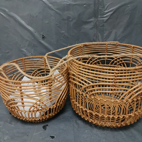 SET OF 2 RATTAN STYLE HANGING BASKETS 