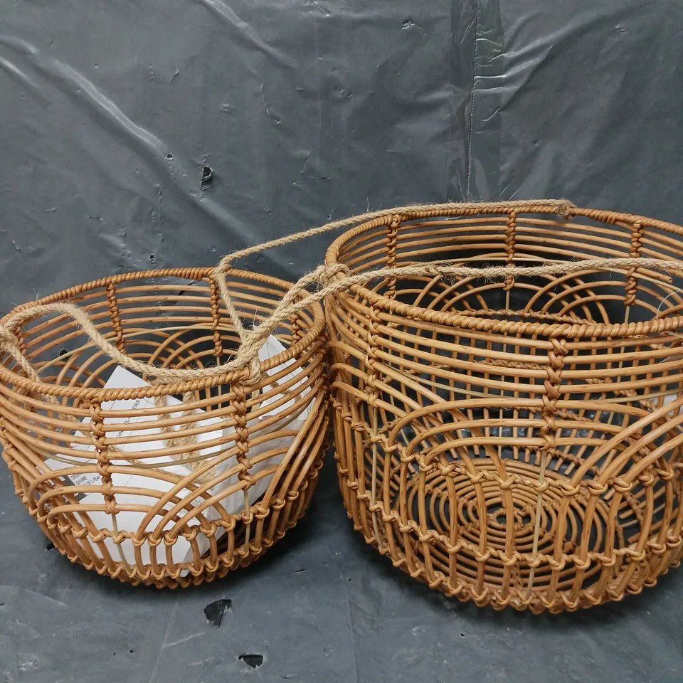 SET OF 2 RATTAN STYLE HANGING BASKETS 