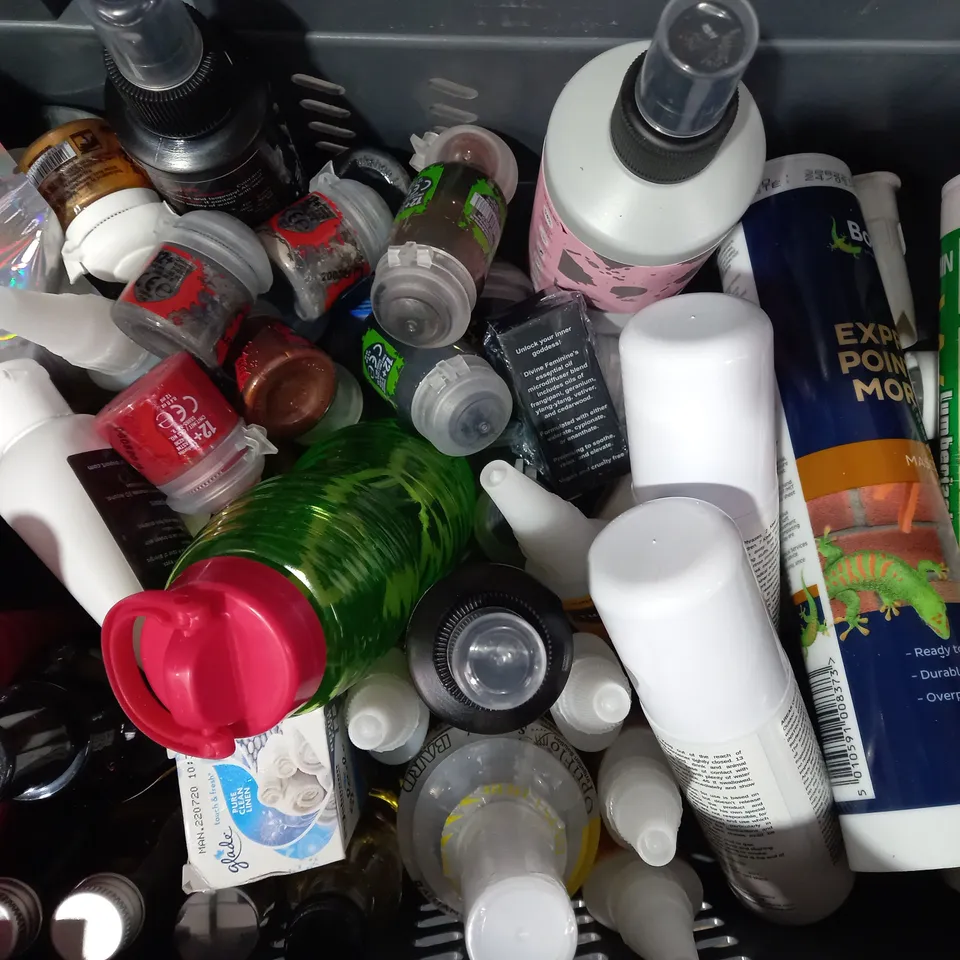 LOT OF APPROXIMATELY 10 ASSORTED HOUSEHOLD ITEMS TO INCLUDE UNIBOND NO MORE NAILS, EVO-STIK ALL WEATHER ADHESIVE, AMSTERDAM ACRYLIC (YELLOWISH GREEN), ETC