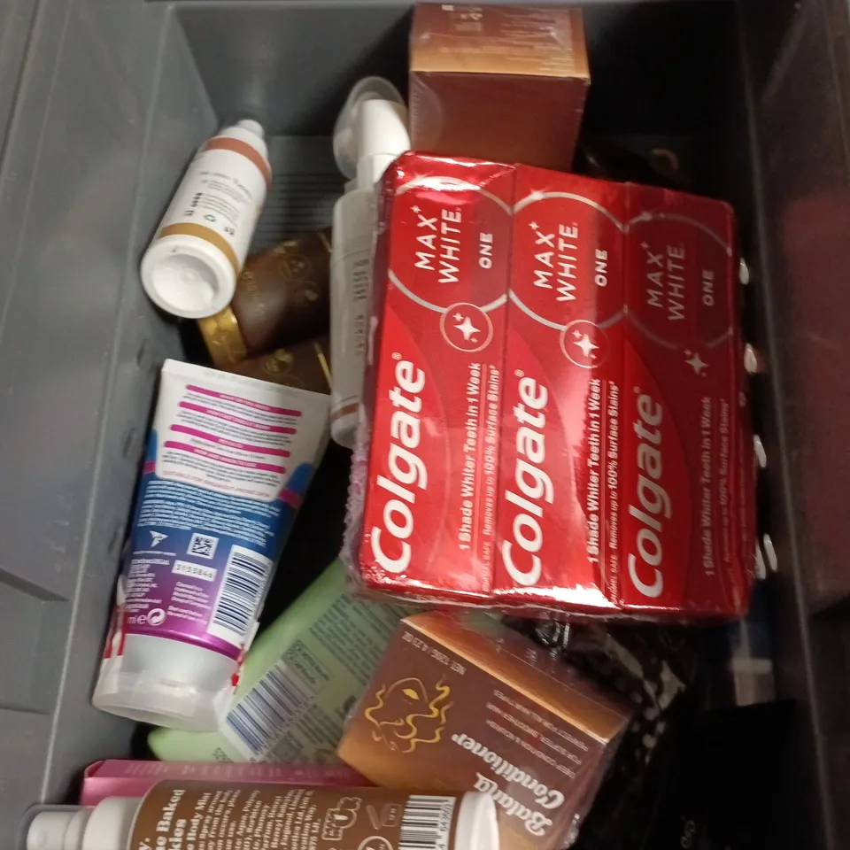 APPROXIMATEY 20 ASSORTED HEALTH AND BEAUTY PRODUCTS TO INCLUDE - ELF FINISHING POWDER - BULLDOG SENSITIVE SHAVE GEL AND NIVEA BODY CREAM