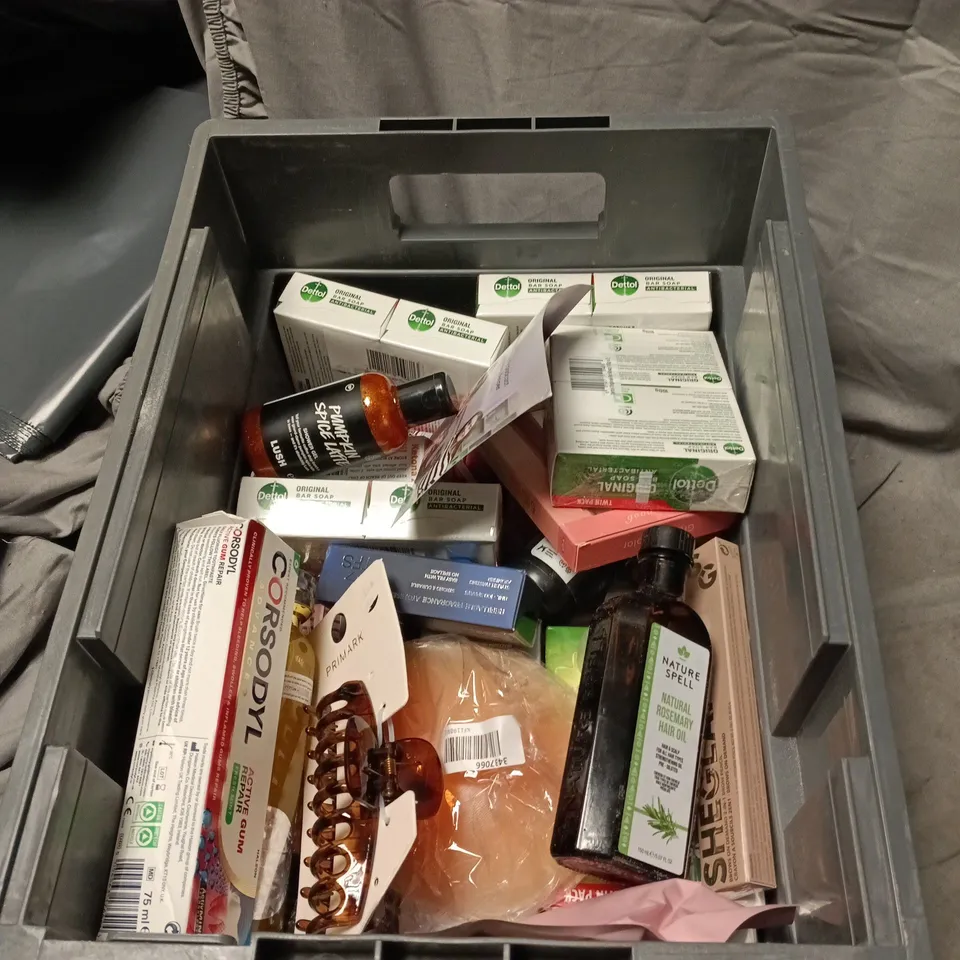 APPROXIMATELY 20 ASSORTED HEALTH AND BEAUTY ITEMS INCLUDING LUSH PUMPKIN SPICE LATTE SHOWER GEL, SHEGLAM 2 IN 1 BROW PENCIL AND NATURE SPELL NATURAL ROSEMARY HAIR OIL