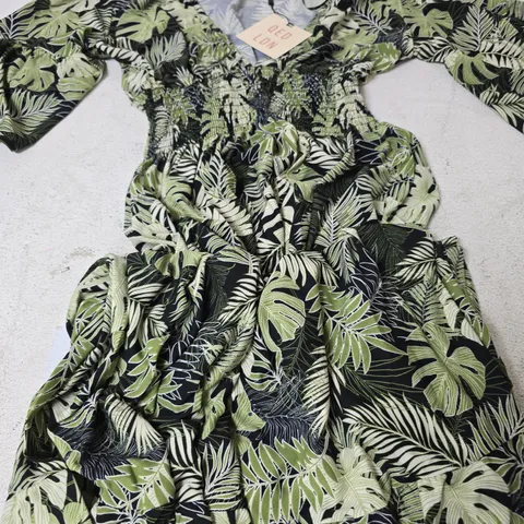 QED LONDON SHORT SLEEVE V-NECK RIBBED WAIST DRESS, BLACK/GREEN LEAF - SIZE S