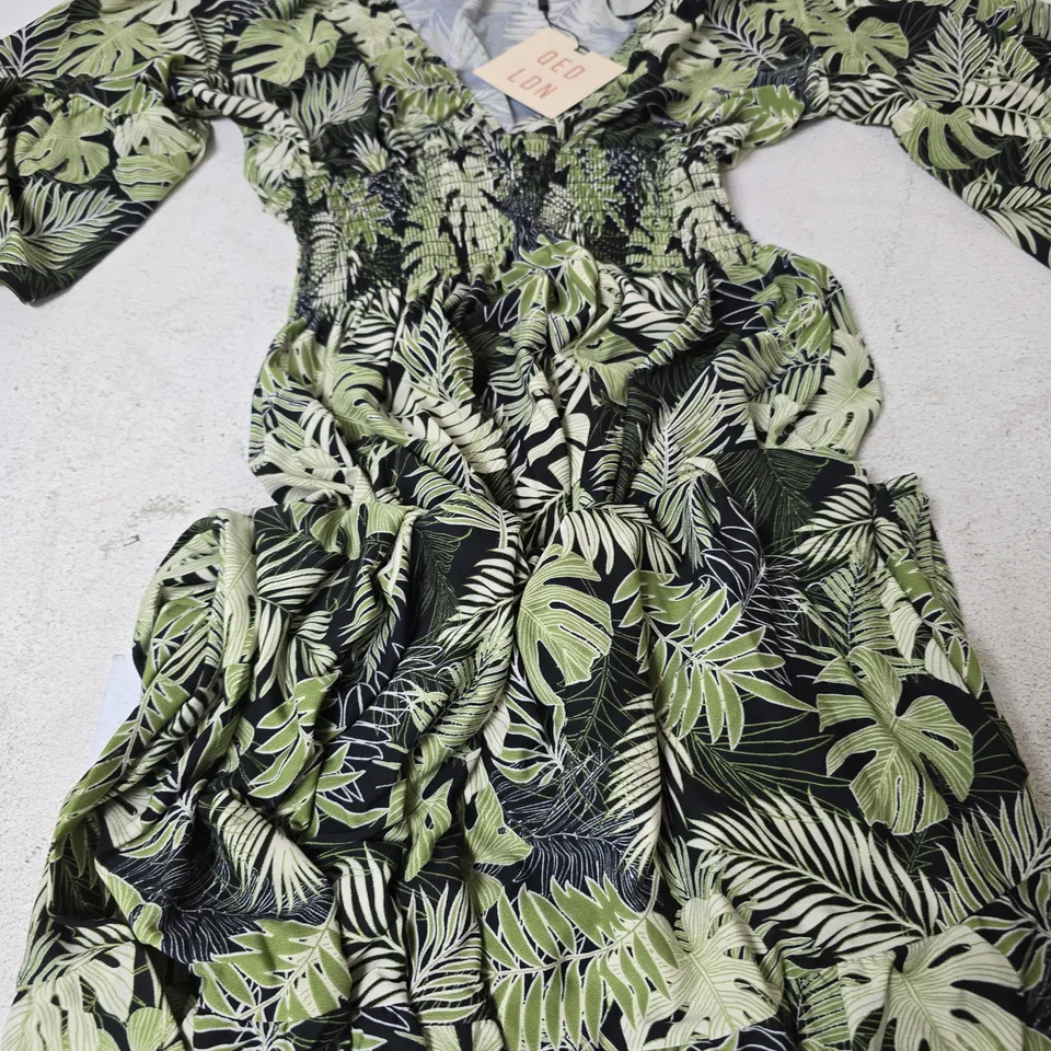QED LONDON SHORT SLEEVE V-NECK RIBBED WAIST DRESS, BLACK/GREEN LEAF - SIZE S