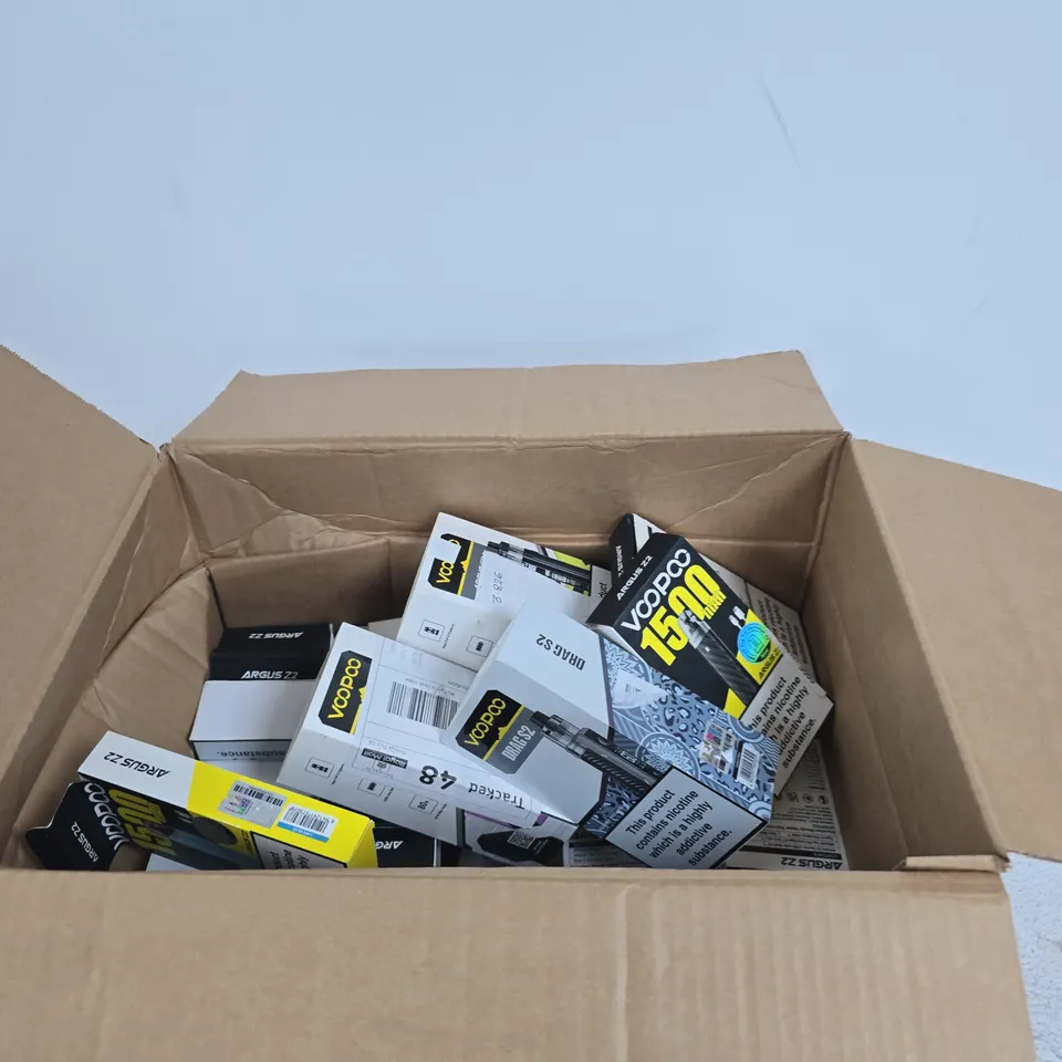 APPROXIMATELY 20 ASSORTED VOOPOO E-CIG PRODUCTS AND ACCESSORIES IN VARIOUS COLOURS, SHAPES AND SIZES