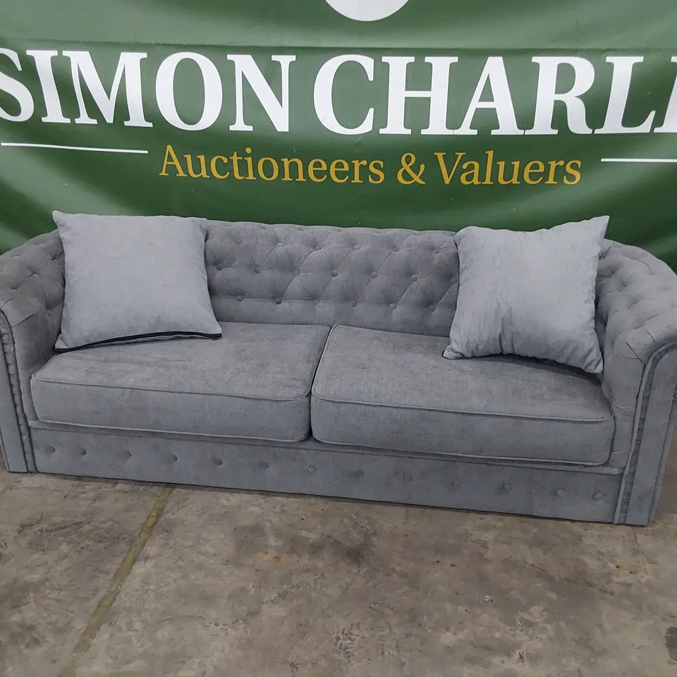 DESIGNER CHESTERFIELD THREE SEATER SOFA GREY FABRIC WITH SCATTER CUSHIONS 