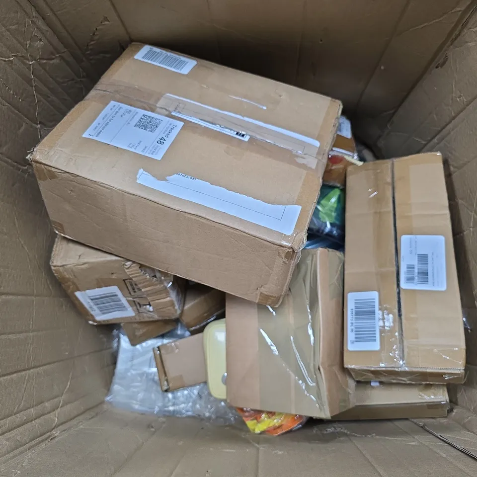 BOX OF APPROXIMATELY 12 ASSORTED ITEMS TO INCLUDE - LIGHT LAMPS , SUNGLASSES , TOWELS , ETC 