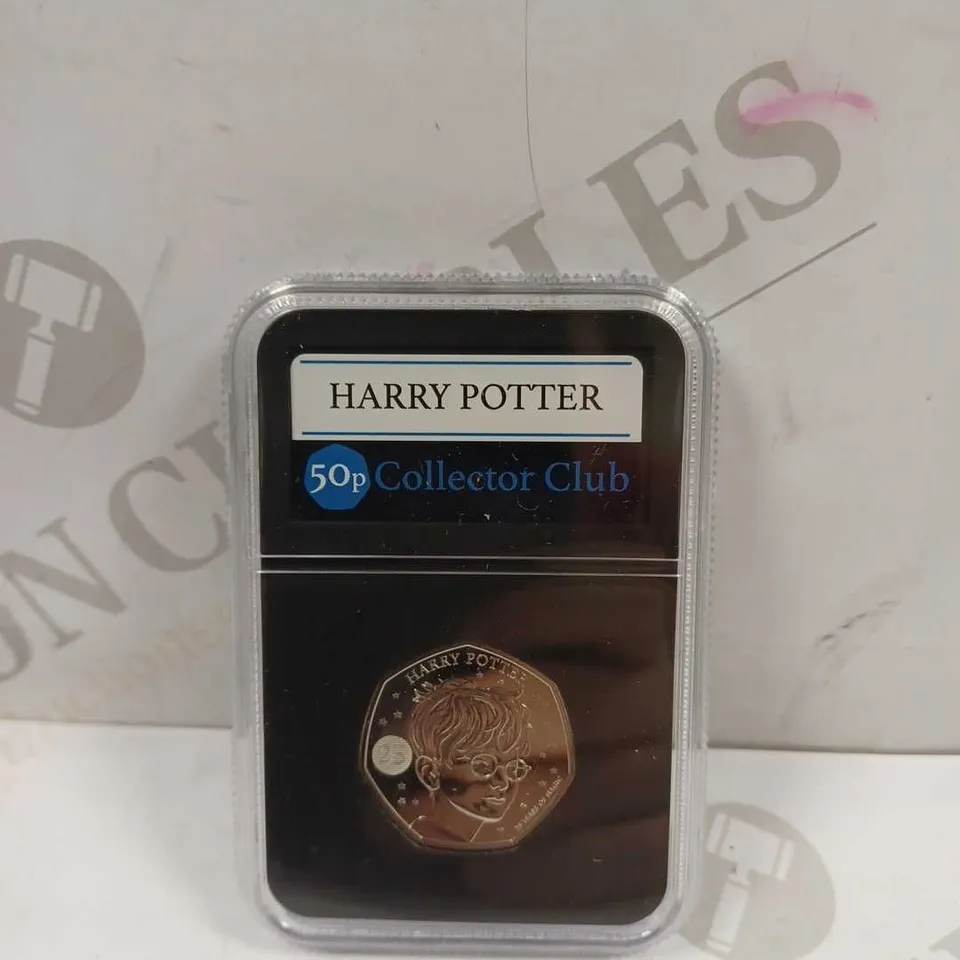 LOT TO CONTAIN 7 X ASSORTED COLLECTORS COMMEMORATIVE COINS, RANGING FROM THE ROYAL FAMILY TO HARRY POTTER
