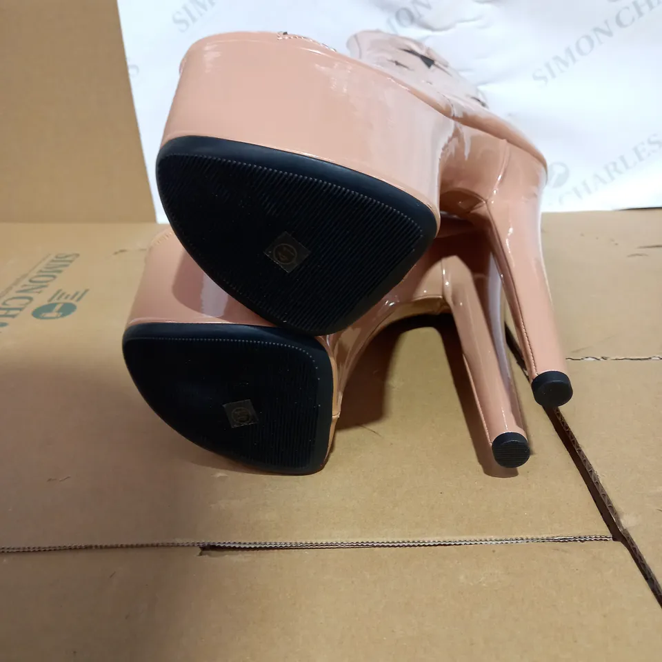 BOXED PAIR OF HELLA HEELS SAVE A HORSE HIGH HEELS SIZE 8