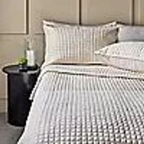 K BY KELLY HOPPEN QUILTED BEDSPREAD AND SET OF 2 DECORATIVE PILLOWCASES