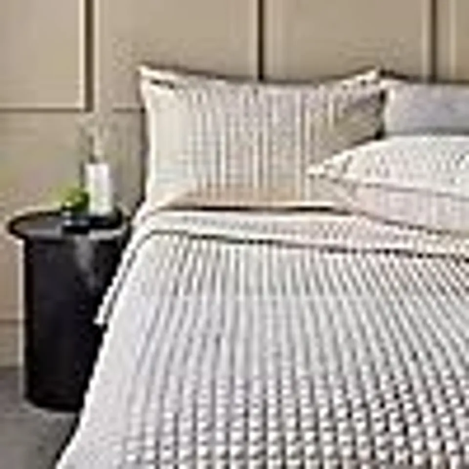K BY KELLY HOPPEN QUILTED BEDSPREAD AND SET OF 2 DECORATIVE PILLOWCASES