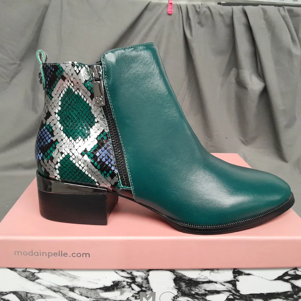 BOXED PAIR OF MODA IN PELLE PLATFORM LEATHER BOOTS IN TEAL - SIZE 7