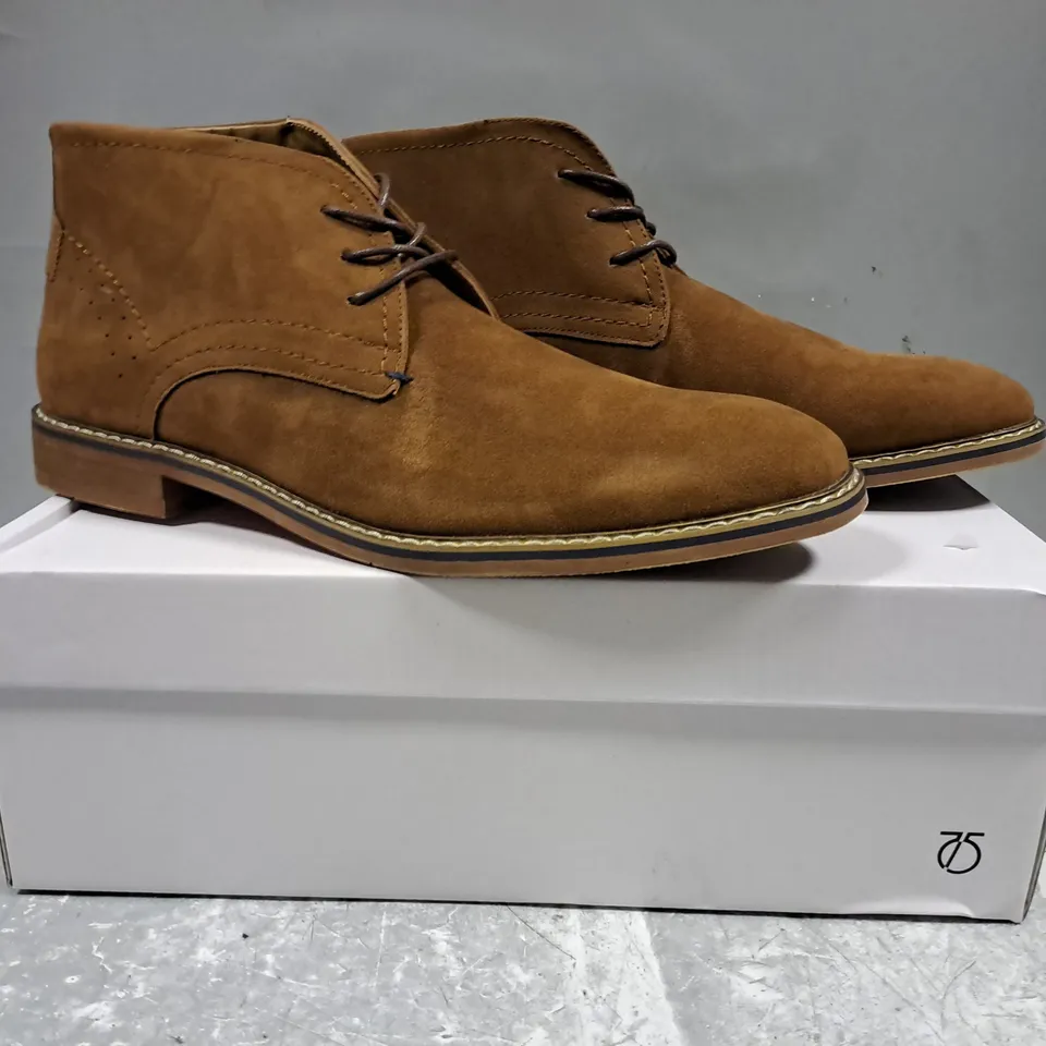 BOXED PAIR OF PETER WERTH HARP CHUKKA BOOTS IN BROWN SIZE 10