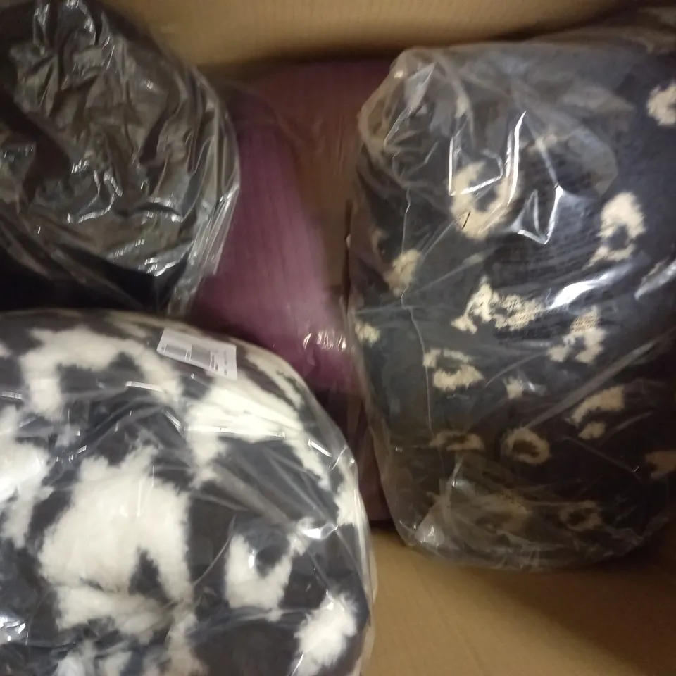 BOX OF APPROXIMATELY 5 ASSORTED CLOTHING AND FASHION ITEMS IN VARIOUS STYLES, SIZES, AND COLOURS - COLLECTION ONLY