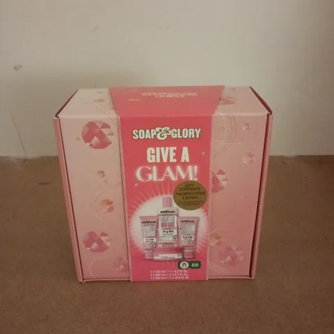 BOXED SOAP & GLORY GIVE A GLAM SET