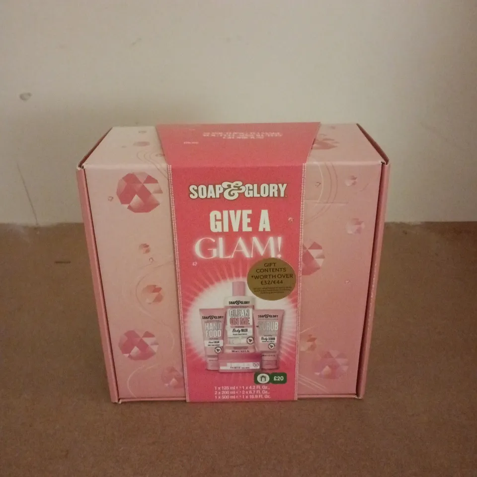 BOXED SOAP & GLORY GIVE A GLAM SET
