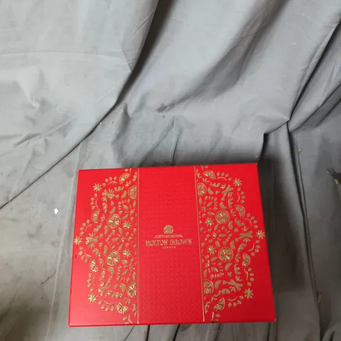 BOX OF APPROXIMATELY 20 ASSORTED ITEMS TO INCLUDE: 2X MOLTON BROWN SOAP GIFTSETS