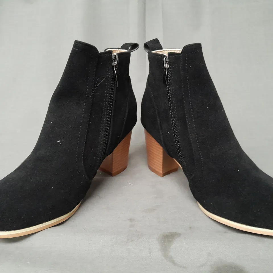 BOXED PAIR OF DESIGNER BLOCK HEEL ANKLE BOOTS IN BLACK EU SIZE 35