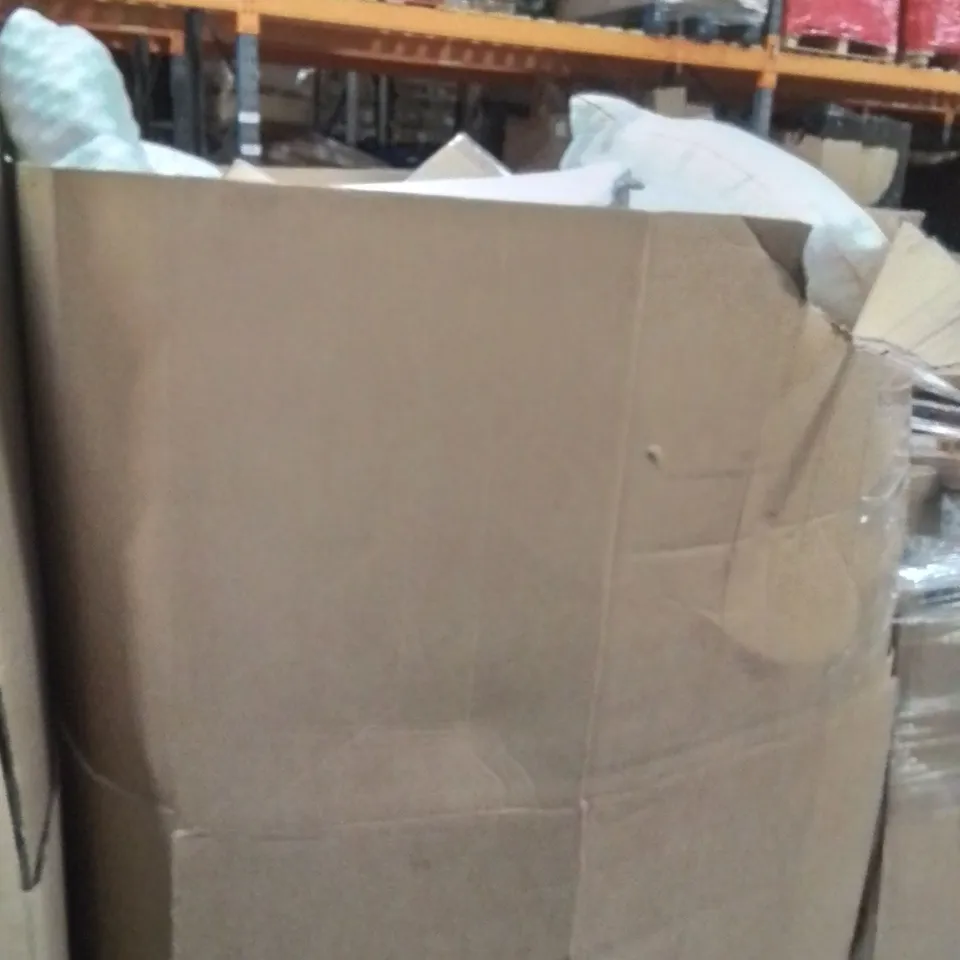 PALLET CONTAINING LARGE QUANTITY OF PILLOWS 