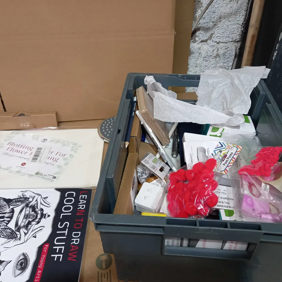 TOTE OF APPROXIMATELY 30 ASSORTED ITEMS TO INCLUDE A PENCIL SET, A LEARN TO DRAW MAGAZINE, A 2023 NOTEPAD AND A LEMON SQUEEZER