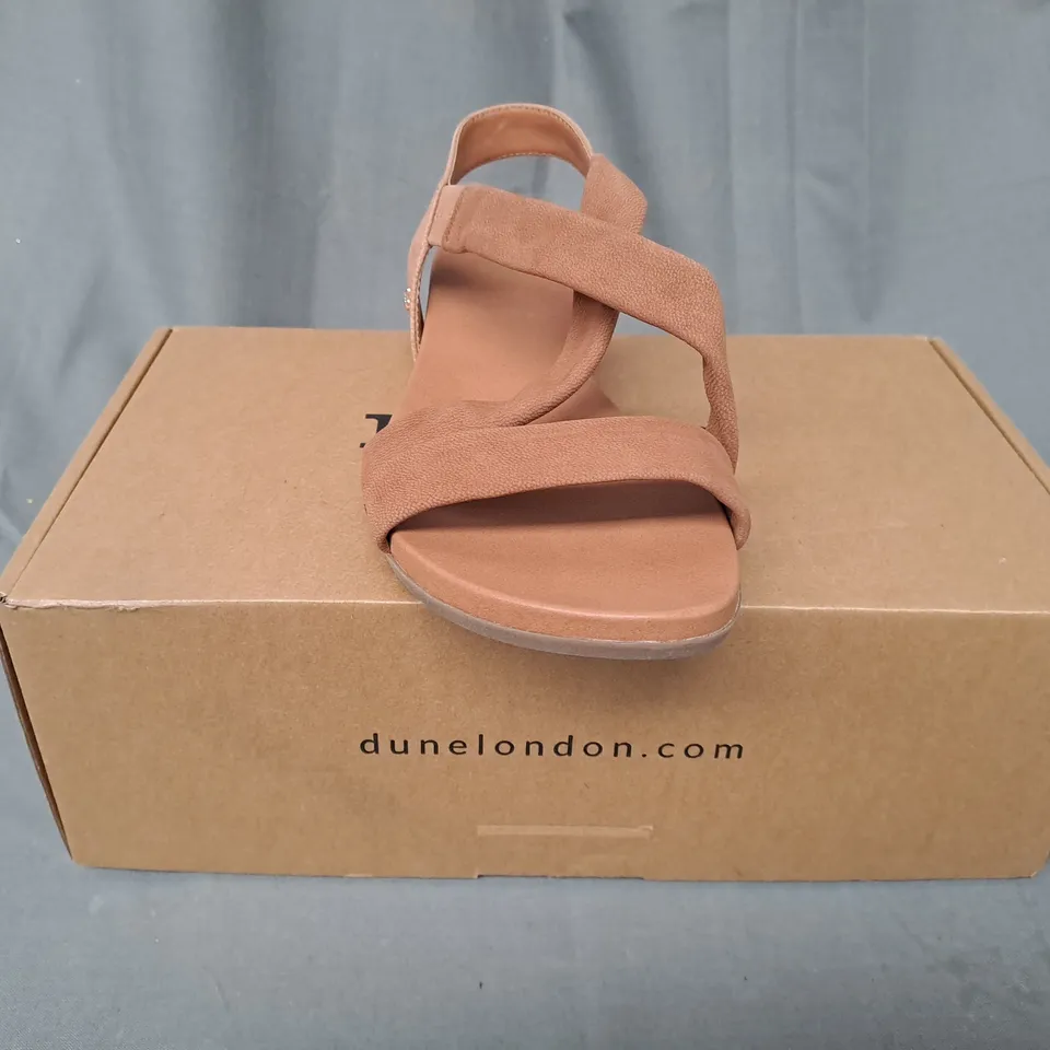 BOXED PAIR OF DUNE LONDON LANDIES OPEN TOE CROSS STRAP SANDALS IN CAMEL EU SIZE 37