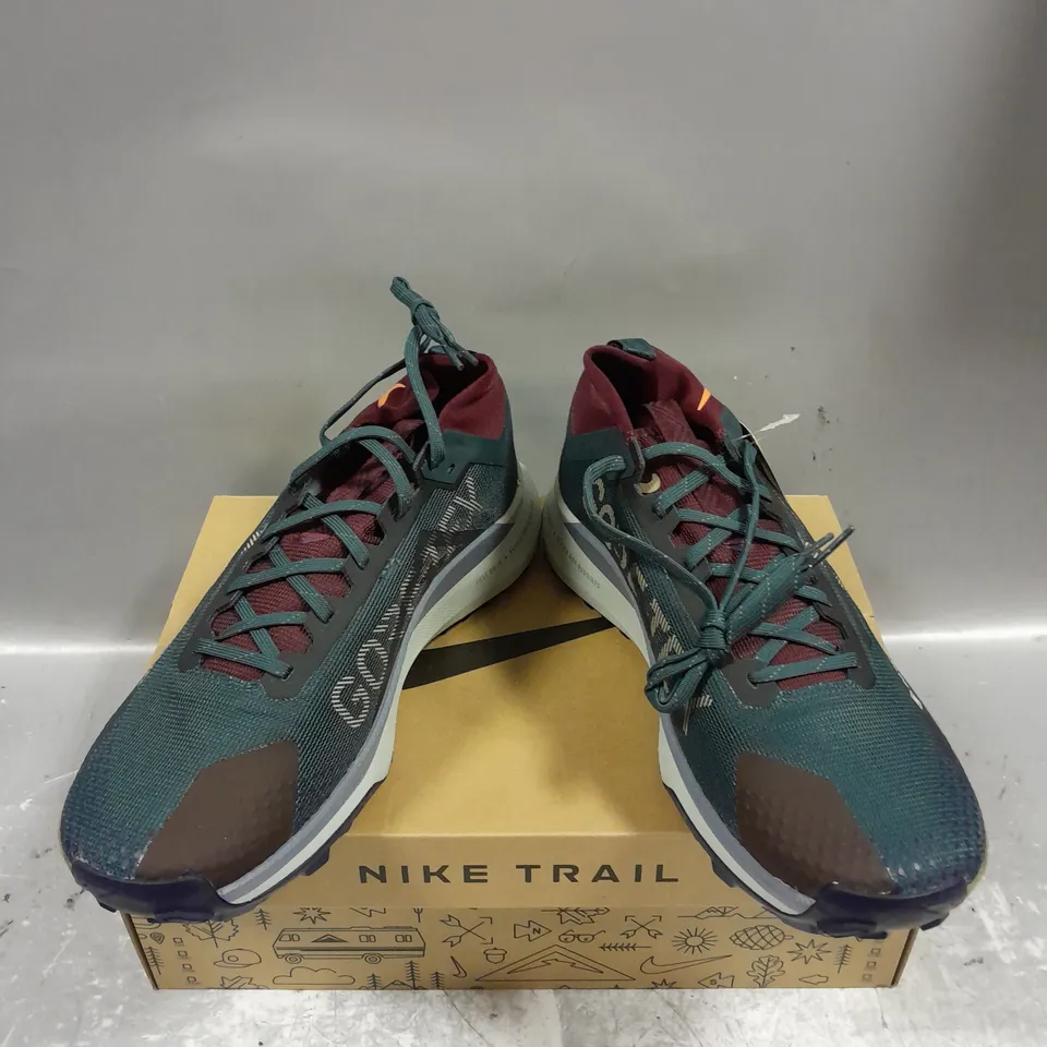 BOXED PAIR OF NIKE TRAIL REACT PEGASUS 4 GTX V2 TRAINERS IN DEEP JUNGLE/KHAKI NIGHT MAROON SIZE UK 9