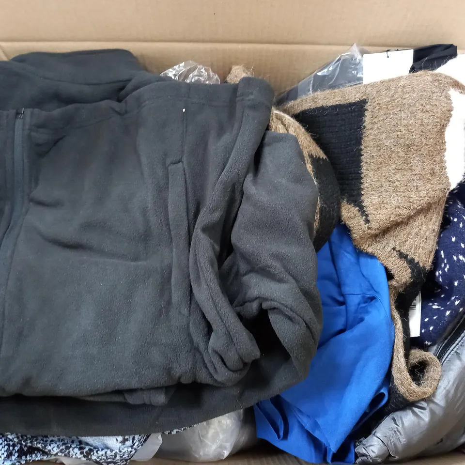 LOT OF APPROX 20 ASSORTED CLOTHING ITEMS AND ACCESSORIES TO INCLUDE; T-SHIRTS, JUMPERS , TROUSER ETC