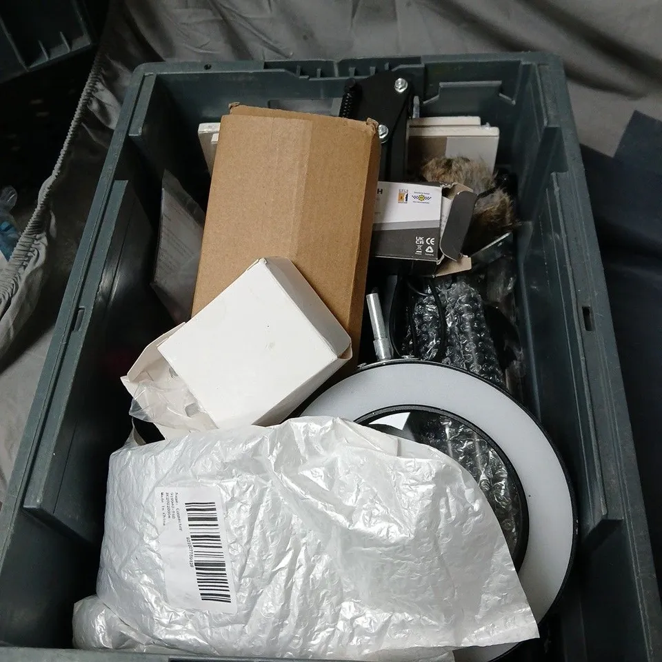 APPROXIMATELY 20 ASSORTED HOUSEHOLD ITEMS TO INCLUDE CHRISTMAS/NEW YEAR BANNER, ELECTRIC MILK FROTHER, WORLD ADAPTER, 3 IN 1 TYPE C CABLE ETC