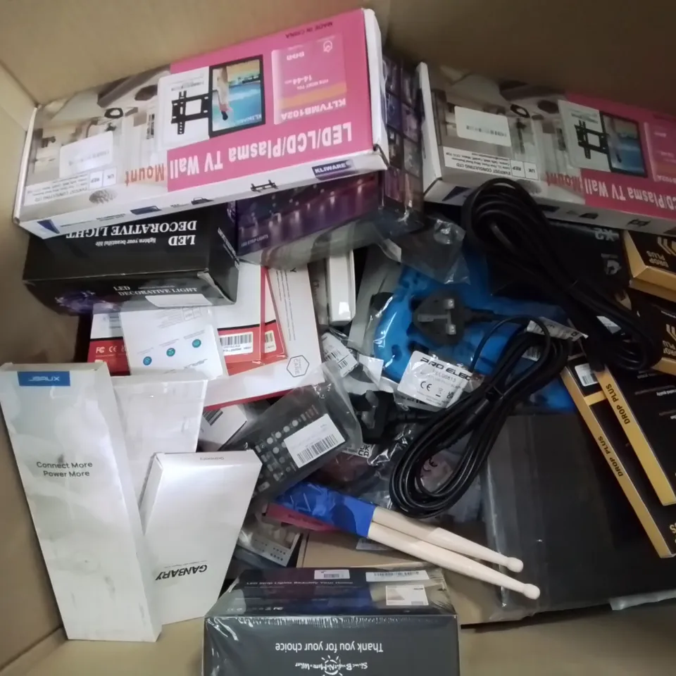 BOX CONTAINING LARGE AMOUNT OF BOXED ELECTRICAL ITEMS TO INCLUDE: WIRELESS GAMING CONTROLLERS, SCREEN PROTECTION COVERS, VANITY MIRROR LIGHTS, NIGHT LIGHT, POCKET RADIO ETC.