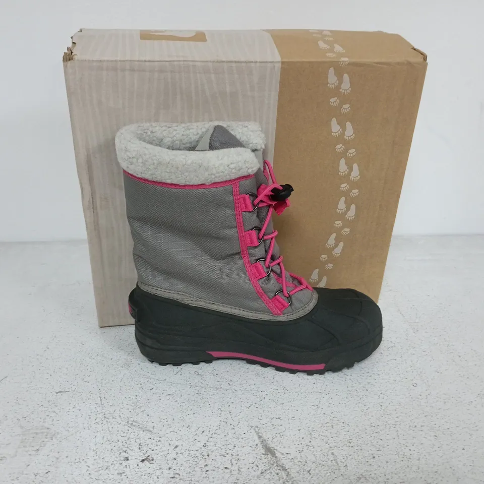 BOXED PAIR OF SOREL YOUTH CUMBERLAND 2 BOOTS IN LIGHT GREY/PINK - UK 4.5