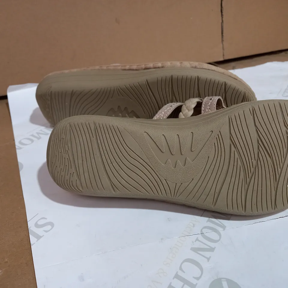 EARTH SPIRIT BEIGE LEATHER SANDALS SIZE 7