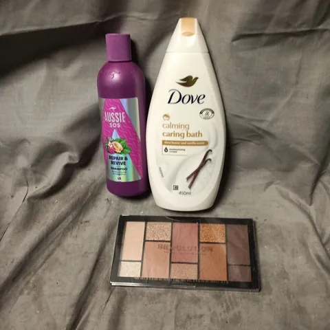 APPROXIMATELY 20 ASSORTED HEALTH AND BEAUTY ITEMS INCLUDING DOVE CALMING CARING BATH/AUSSIE SOS REPAIR AND REVIVE AND REVOLUTION MAKE UP