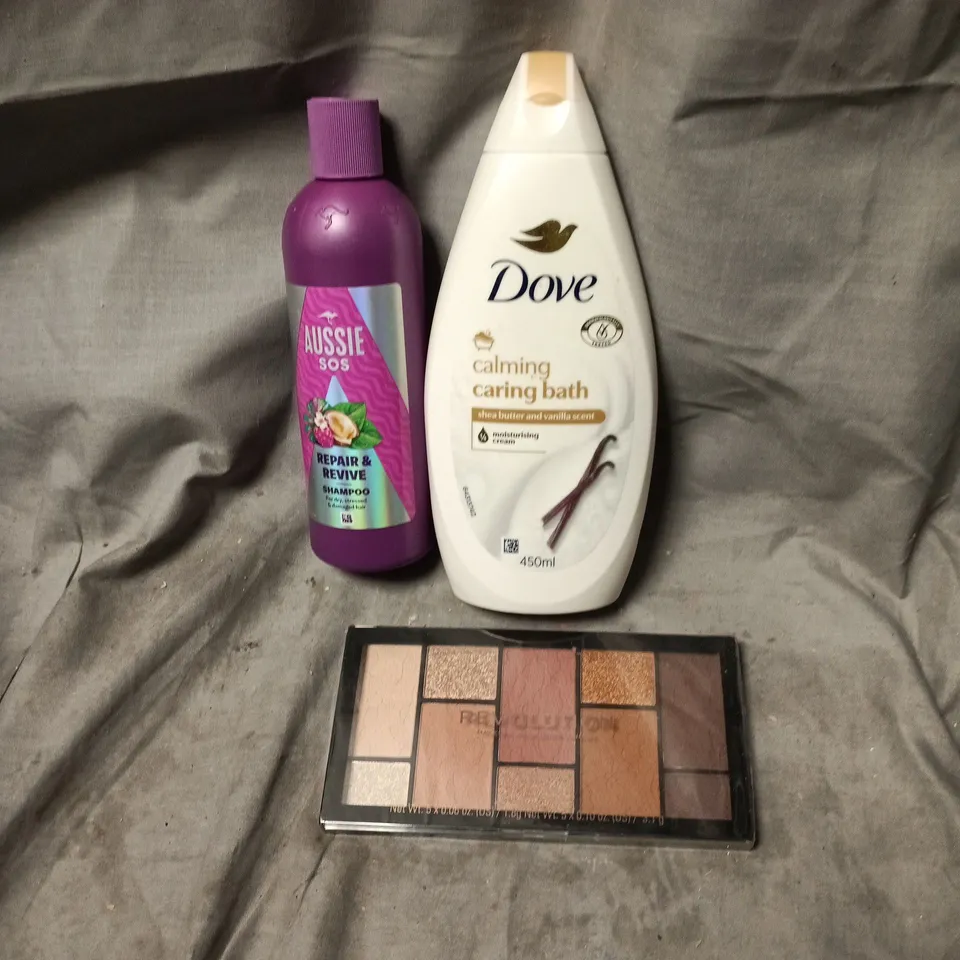 APPROXIMATELY 20 ASSORTED HEALTH AND BEAUTY ITEMS INCLUDING DOVE CALMING CARING BATH/AUSSIE SOS REPAIR AND REVIVE AND REVOLUTION MAKE UP